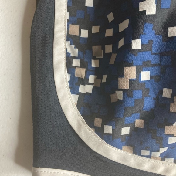 Nike Dri Fit With Built In Briefs Sz Med - Picture 4 of 9